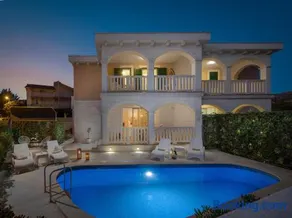 Villa Authentica with Heated Pool - Image 1