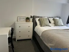 The Old Band Accommodation 1 kingsize bed and 1 Sofa Bed available - Image 4
