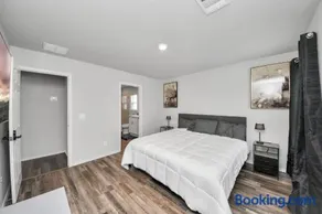 New Modern Comfort, 4 bed, 2 bath - Image 4