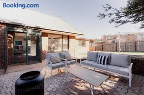 Classic Beauty by The Bay - family firepit retreat - Image 3