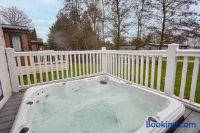 Graceland Lodge with Hot Tub - Image 1