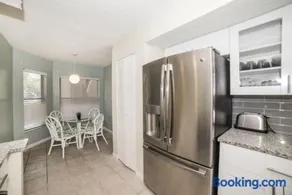 4411 Shorewalk 15 min to Beach and 5 mins to IMG - Image 2