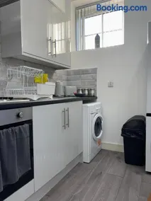 Modern and Spacious Home CITY CENTRE location and FREE parking - Image 3