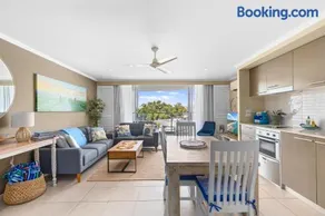 Hervey Bay 50 meters from the beach, 2BR 2BA Apartment in Resort on the Esplanade with 2 Pools, Spa, Gym, and Parking - Image 1