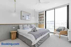 Colite Luxury Barwon Heads Sleeps 8 Rooftop deck 2 minute walk to the main shops river and parks - Image 2