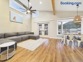 Group Getaway Oceanfront w Private Rocky Beach - Image 2
