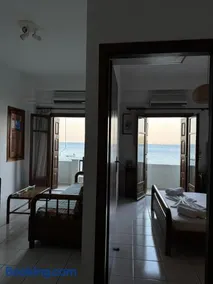 Beach House Antonis Avlakia - Image 5