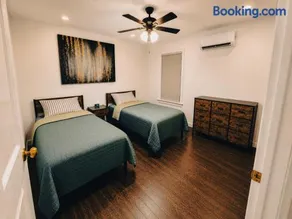 Cozy 2-bedroom with jacuzzi tub in perfect Queens with AC near JFK - Image 4