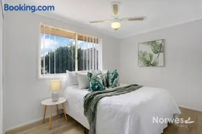 5 Bedroom Family and Group House Sleeps 10 Glenmore Park Blue Mountains Access - Image 1