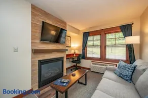 B106 - 1 Bedroom Standard View Suite at Lakefront Hotel - Image 2