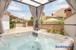Holiday Home Giovanni Vabriga with private Jacuzzi - Image 1