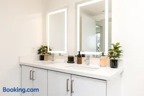 Stylish Westside Stay in Santa Monica - Image 5