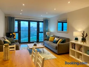 Amazing 2-bedroom apartment with lovely sea views - Image 3