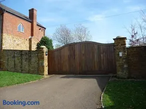 Grooms Cottage - Image 2