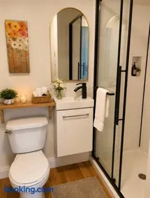 Honey & Hook Tiny Home with Breakfast - Image 3