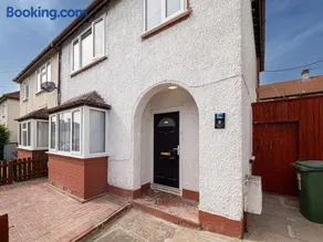 3BR Haven Retreat in Wallasey with FREE Street Parking - Image 3