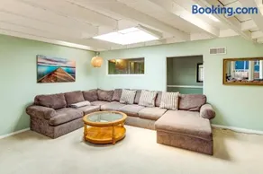 Walk to the Beach! Spacious 6BR La Jolla Home - Image 4