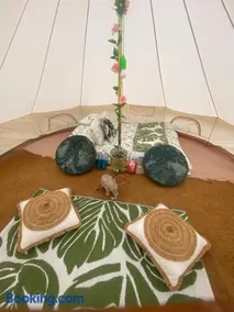 Country Bumpkins Luxury Glamping - Image 4