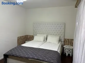 Queen Home - Image 3