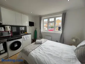 London Heathrow Ashford Escape Flat 1 - Image 4