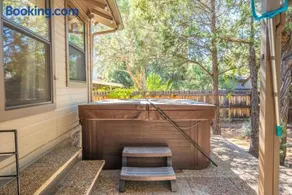 3BR Cozy Retreat Firepit Hot Tub BBQ & Patio - Image 5