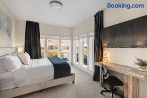 Gorgeous 2BD 2BA Pool,Gym,Htub near Convention Ctr - Image 3