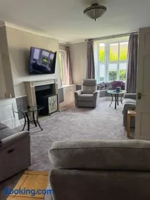 Huge 4 Bed Family house with garden and parking - Image 1