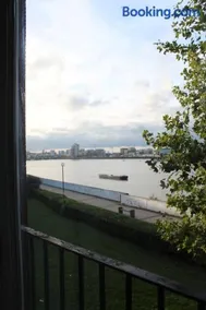C&S Luxe - Riverside retreat ,London, Near 02 Arena has Free Parking and perfect for Long Stays - Image 2