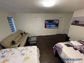 Largest ensuite bedroom in a guest house - Image 4
