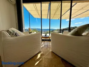 Villa d'Exception avec Vue Panoramique et Piscine Chauffée - Image 1