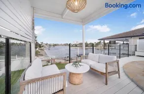 Lux 5Brs Waterfront Villa, near Surf Paradise, Heated Spa - Image 3