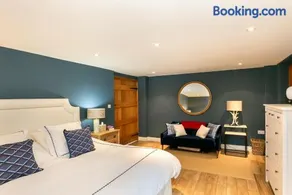 Stunning 4BD Family Home Near Banbury - Image 2