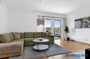 Guestly Homes - 3BR Modern Apartment - Image 1