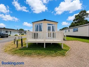 Beautiful Caravan On A Fantastic Holiday Park In Lowestoft Ref 12099B - Image 2