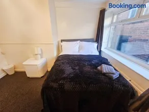 Spacious 4 bedroom house in Birstall, Leeds - Image 2