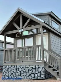 Page Lake Powell Campground - Tiny Home King Room - Image 5