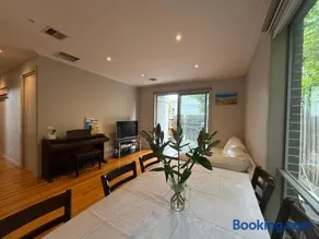 Comfortable Private Room in Kew East Townhouse - Shared Bath - Free Street Parking - Family-Friendly - Image 2