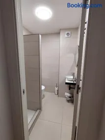 Apartamento cerca del centro y de la estacion Santa Justa a pie, 1 plaza de Parking gratis - Image 4