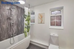 Dacama at Dene Grove- with Patio and 2 Free Parking - Image 4