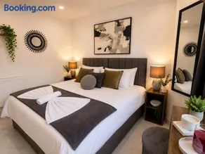 Luxury 6BR Family Home 3 Bath With Hot Tub Fast WiFi - Image 3