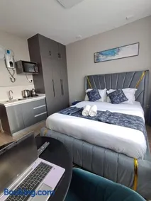 Favorite Staycation by Janice - Modern Comfort Near Airport - Image 4
