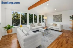 Moder charmer 4 BR 3 BA 12 Miles to Seattle, 3 miles to Airport near the mall - Image 3