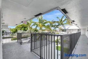 Lavish Boca Residence Free Parking Lake Access - Image 5