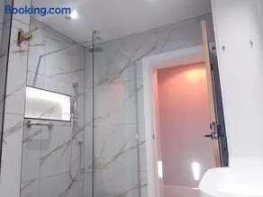 Cozy 2-bedroom Bungalo, 3 beds, free parking and garden - Image 3