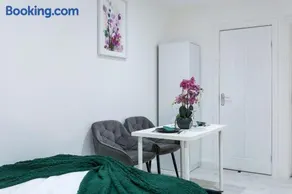 TOS Luxury Apartment Modern Private Studio - Image 5