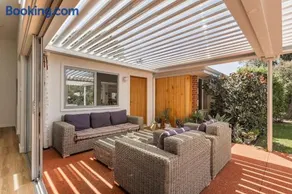 Family Retreat, near beach & town - Image 5