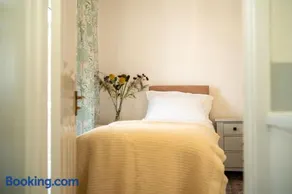 Bumble Bee Bungalow Serviced Accommodation - Image 5