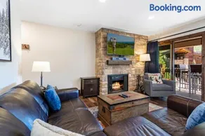 Rooftop Hot Tub, Free Parking, Renovated condo in the Heart of Lionshead - Image 5