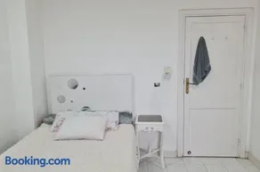 Single bedroom in a shared apartment with free parking Girls only - Image 5