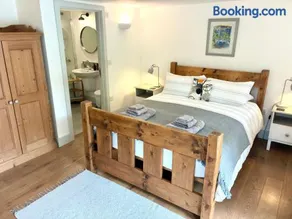 Westbury Cross House Bed & Breakfast - Image 5